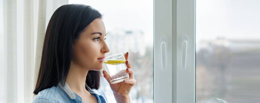 bere acqua e limone ogni mattina